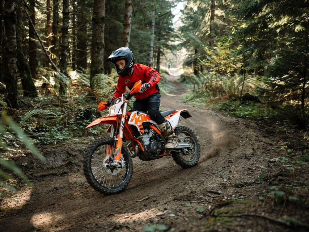 kask i ochraniacze do enduro