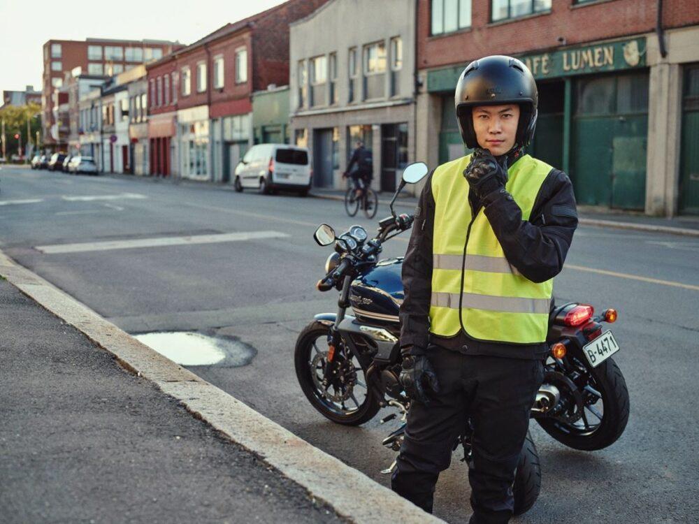 kask i rękawice motocyklowe