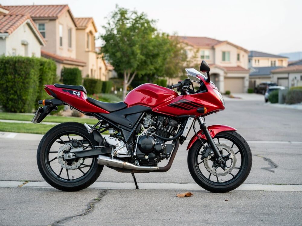 motocykl 125 na stacji paliw