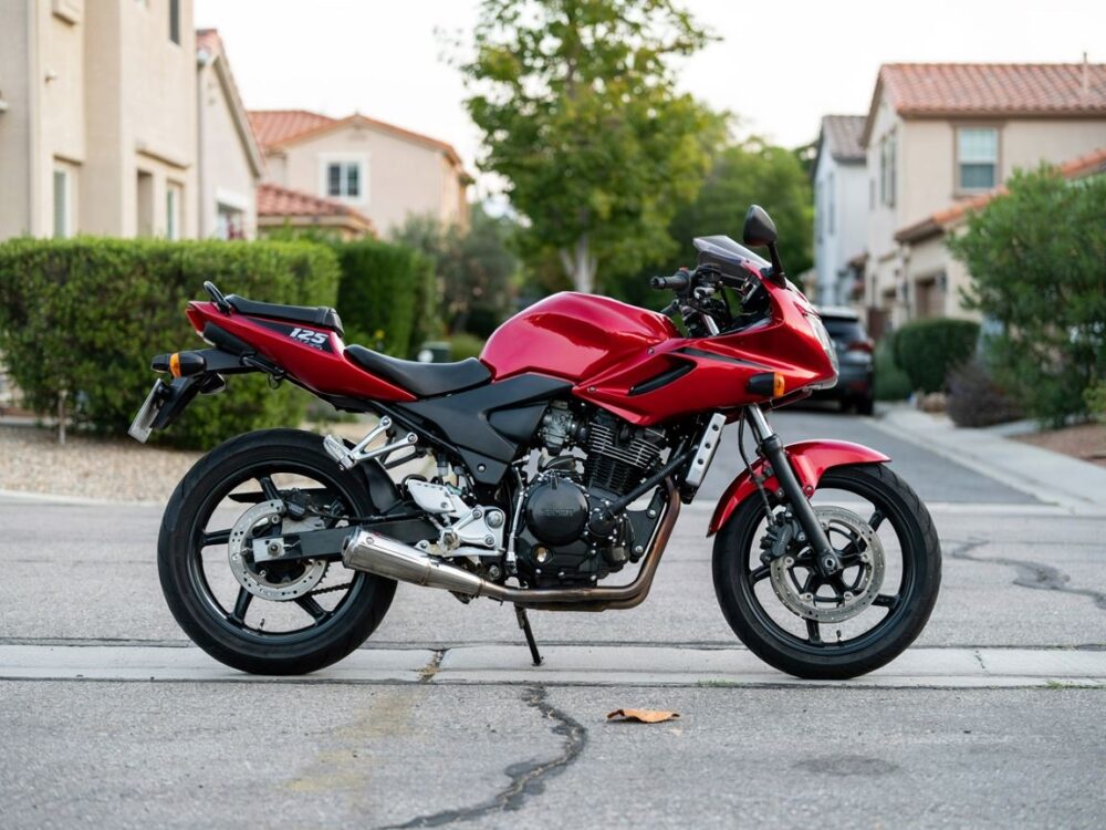 motocykl 125 podczas tankowania