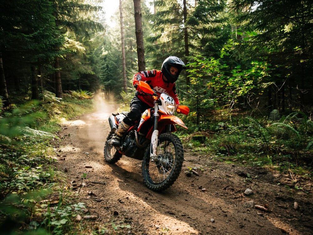 motocykl enduro 125 w terenie