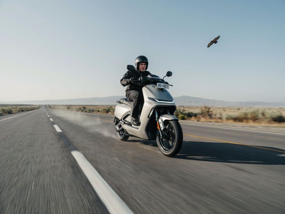 motocykl na drodze szybkiego ruchu