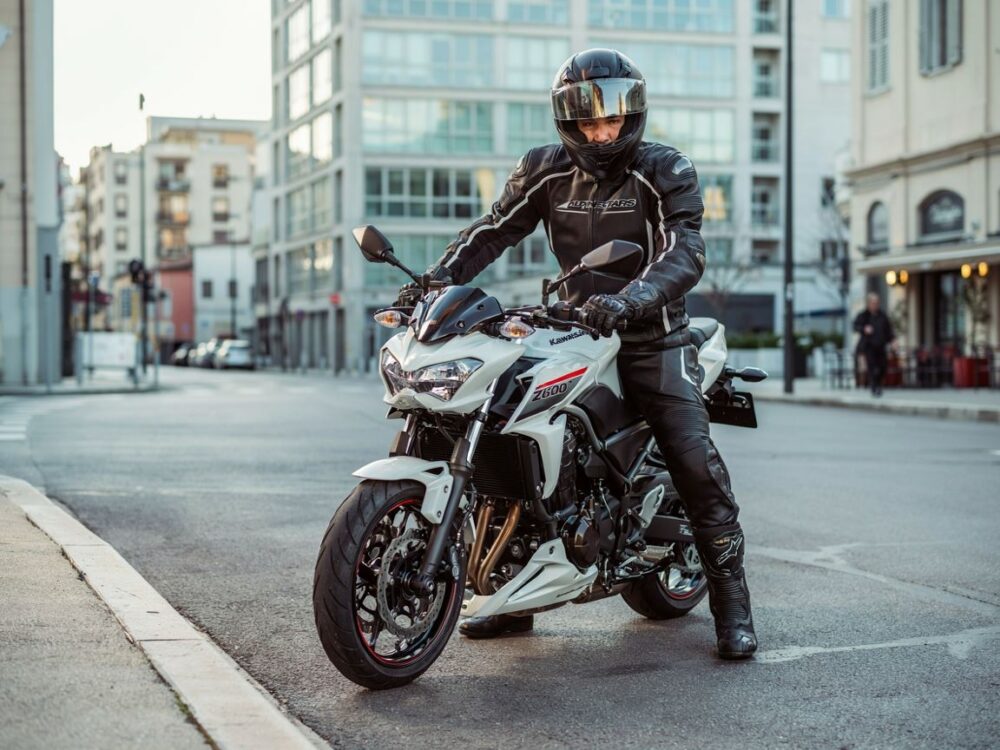 motocyklista w kasku