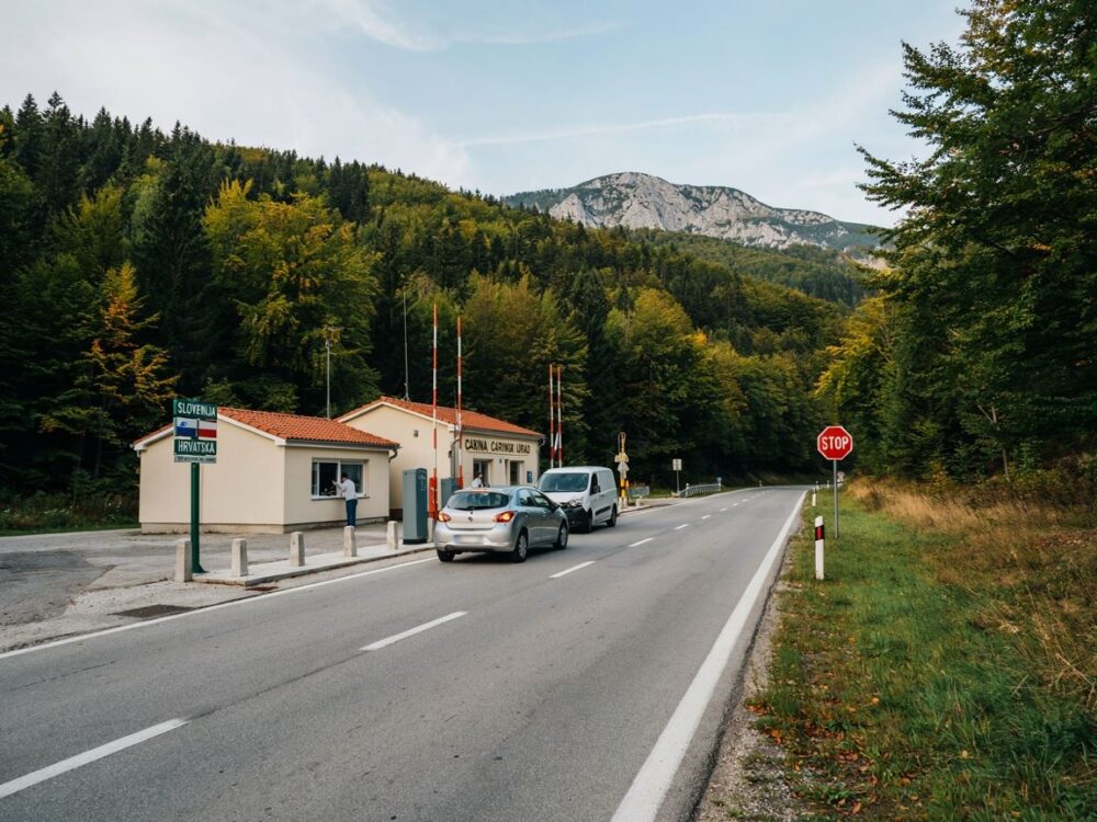 samochód na autostradzie