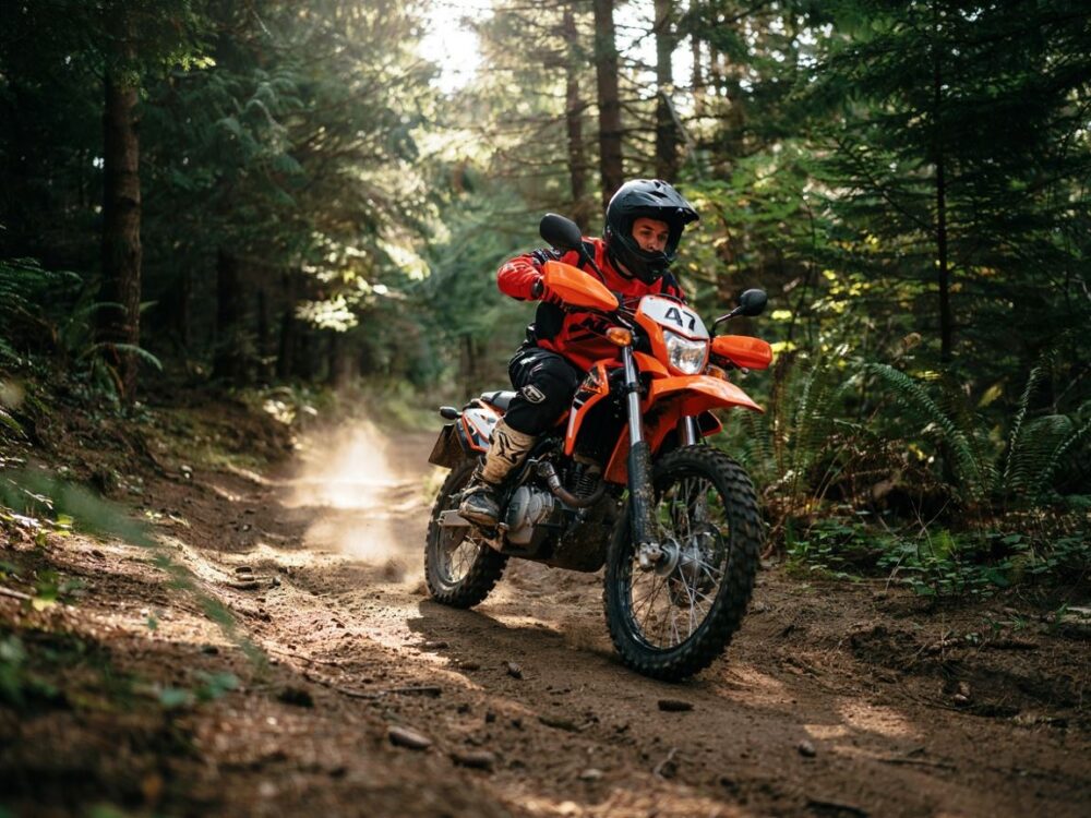 terenowy motocykl enduro na łuku