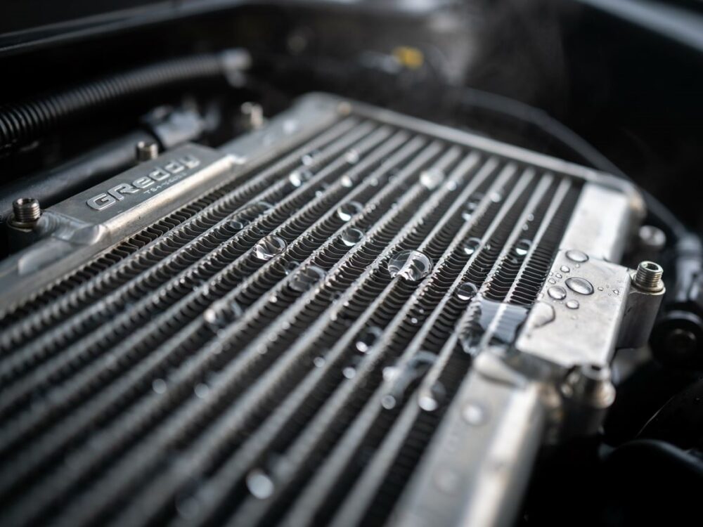 uszkodzony intercooler z wodą